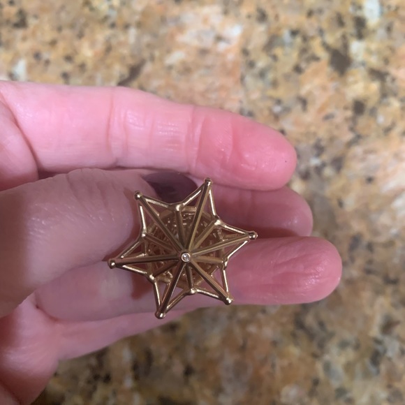 Very rare limited edition golden Kendra Scott earrings with crystals.Sold out🥰 - Picture 6 of 7